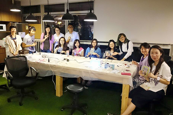 Craving your own accessories: Pressed flower art workshop