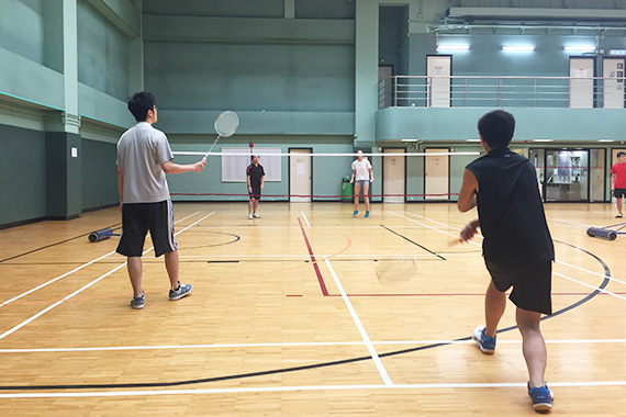 Raise your rackets and hit to score!