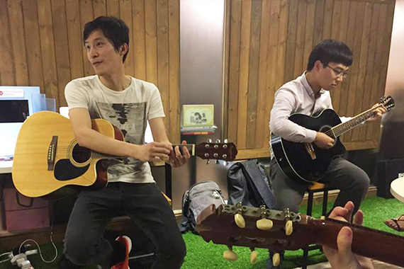 No air guitar ever after, cos we have the Guitar Monday!